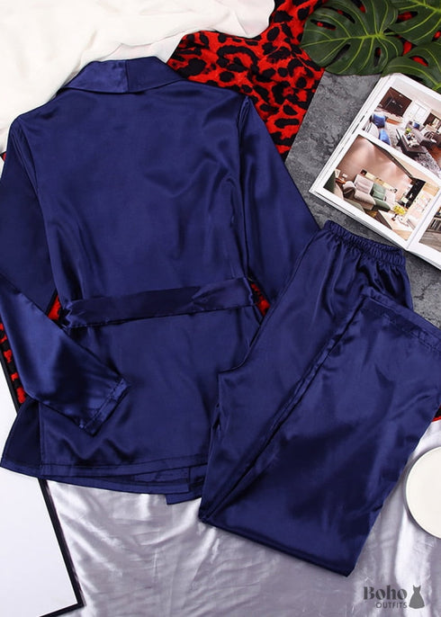 Pijama bohemio de satén Francine en azul marino, marrón y negro.